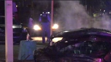 El vehículo de los sospechosos se estrelló contra un poste.