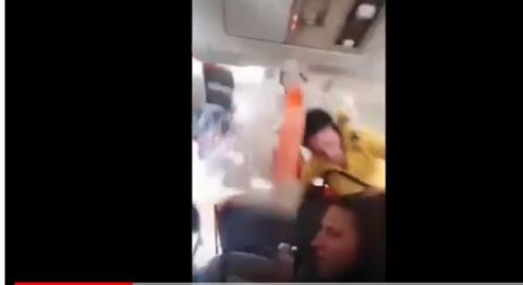 Se ve claramente cómo la azafata vuela por los aires.