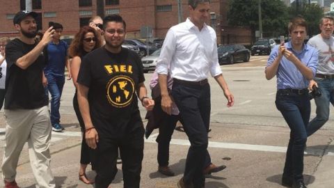 El candidato presidencial Beto O’ Rourke participó en una protesta en Houston.