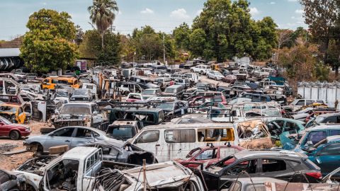 Es un mundo de autos abandonados