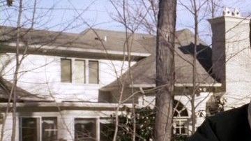 Tony (James Gandolfini) en casa. Al fondo, su esposa Carmela (Edie Falco)