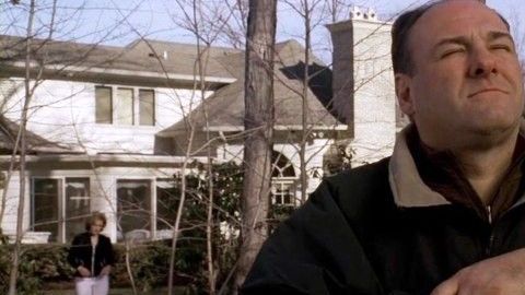 Tony (James Gandolfini) en casa. Al fondo, su esposa Carmela (Edie Falco)