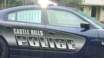 La policía de Castle Hills informó que una mujer murió durante una balacera.