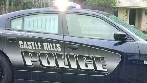 La policía de Castle Hills informó que una mujer murió durante una balacera.