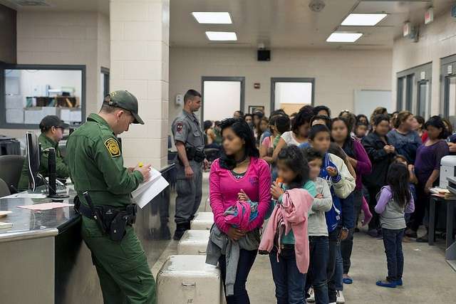Agentes de inmigración procesan las solicitudes de asilo en la frontera.
