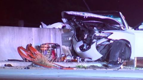 Oficiales en la escena creen que la conductora viajaba a una alta velocidad y perdió el control.