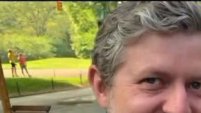 Chris Chodkowski con su hija Lexie y mascota