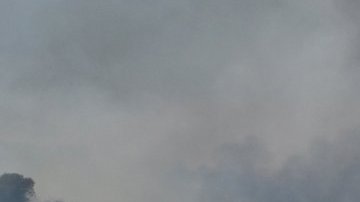 Un incendio de maleza arde en Moreno Valley el 21 de junio de 2019.
