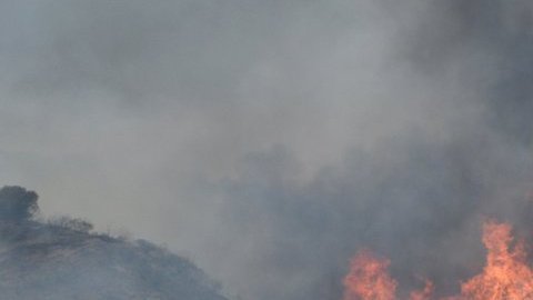 Un incendio de maleza arde en Moreno Valley el 21 de junio de 2019.
