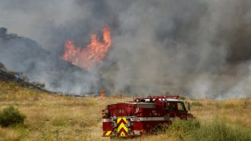 Un incendio de maleza arde en Moreno Valley el 21 de junio de 2019.