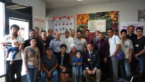 Un grupo de padres de El Monte recibieron un reconocimiento por participar en un programa de nutrición del WIC. (Suministrada)