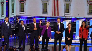 Precandidatos demócratas a la Presidencia en el primer debate en Florida.