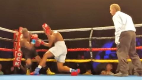 Irosvani Duvergel y Jerhed Fenderson en su caída simultánea en una función de boxeo en Florida.