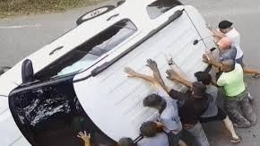 Un auto volcó cuando el conductor estornudó.