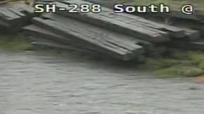 Al llegar los bomberos ayudaron al hombre a cruzar con un lazo.