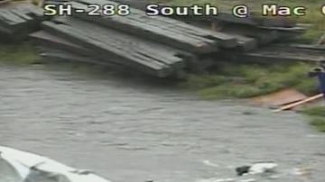 Al llegar los bomberos ayudaron al hombre a cruzar con un lazo.