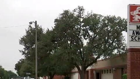 El Distrito Escolar de El Campo informó que la suplente fue dada de baja por “un incidente criminal inapropiado”.