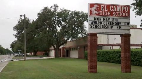 El Distrito Escolar de El Campo informó que la suplente fue dada de baja por “un incidente criminal inapropiado”.