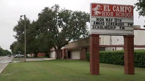 El Distrito Escolar de El Campo informó que la suplente fue dada de baja por “un incidente criminal inapropiado”.