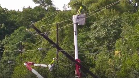 Miles de usuarios en Dallas siguen sin servicio eléctrico.