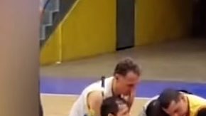 El basquetbolista nicaraguense Elijah Allen murió en la duela.