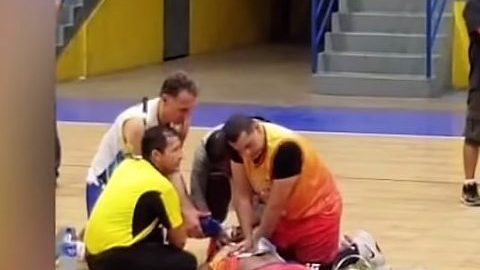 El basquetbolista nicaraguense Elijah Allen murió en la duela.