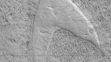 Esta marca en dunas de Marte debería estar en el pecho del capitán Kirk. NASA/JPL/University of Arizona
