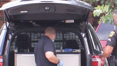 Cuando la policía llegó a la escena encontraron el cuerpo de una mujer baleada.