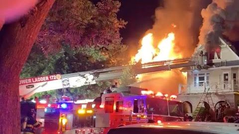 Bomberos en la escena