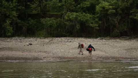 Inmigrantes  cruzan de Nicaragua a Costa Rica.