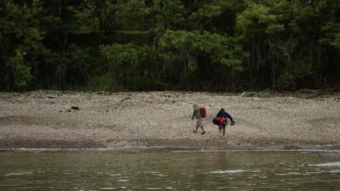 Inmigrantes cruzan de Nicaragua a Costa Rica.