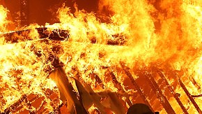 Los fuertes incendios han dañado edificaciones y han obligado a que miles sean evacuados.