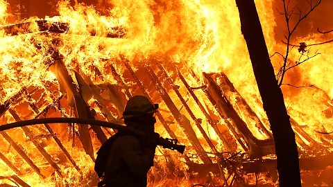 Los fuertes incendios han dañado edificaciones y han obligado a que miles sean evacuados.