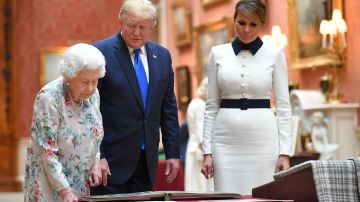 La Reina Isabel II dio un recorrido a la pareja presidencial por la sala de colección de artefactos estadounidenses.