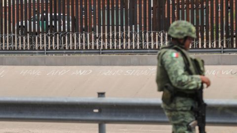 Soldado mexicano en frontera con EEUU.