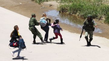 La Guardia Nacional mexicana fue captada deteniendo a inmigrantes.
