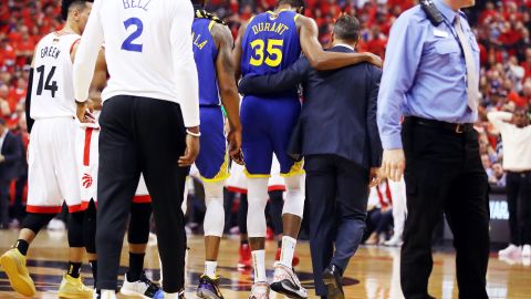 Kevun Durant se marchó del juego en el segundo cuarto.