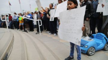 Estas protestas fueron para proteger los empleos de los trabajadores en el hipódromo de Santa Anita. (Photo by Mario Tama/Getty Images)