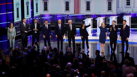 Los precandidatos demócratas a la Presidencia durante el segundo día de debate en Miami.