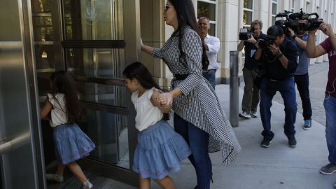 Emma Coronel con sus hijas en una de las visitas a la Corte de Brooklyn.