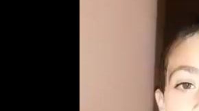 El niño busca desesperadamente el único recuerdo que tiene de su madre.