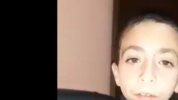 El niño busca desesperadamente el único recuerdo que tiene de su madre.