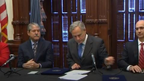 Entre las leyes firmadas también se incrementan los servicios de salud mental para los estudiantes.