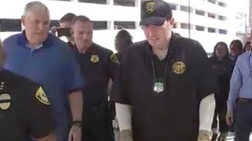 El oficial John Daily sufrió lesiones incluyendo quemaduras en el 90 por ciento de su cuerpo.