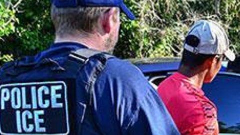 ICE busca aumentar la cooperación de policías locales en sus operativos.