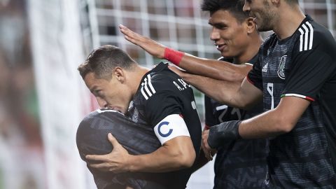 Andrés Guardado y Jesús Gallardo celebran un gol para el Tri contra Canadá en la Copa Oro.