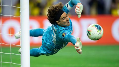 Memo Ochoa se convirtió en el héroe mexicano en la tanda de penales