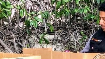 William Batres llegó a votar al consulado de Guatemala en Los Ángeles. (Suministrada)