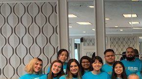 Armando Vázquez Ramos, profesor de la Universidad Estatal de California Long Beach, aparece al centro con los jóvenes que viajan a Washington. (Foto de cortesía)