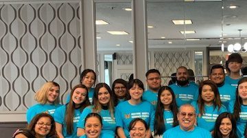 Armando Vázquez Ramos, profesor de la Universidad Estatal de California Long Beach, aparece al centro con los jóvenes que viajan a Washington. (Foto de cortesía)